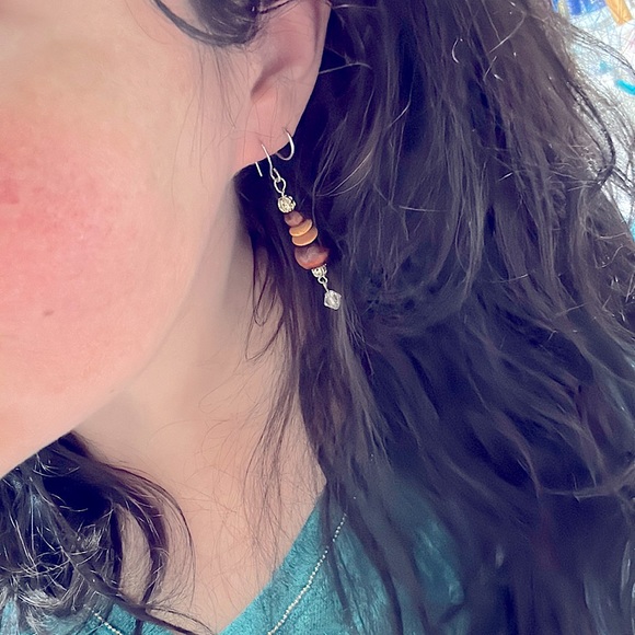 hOmEmAdE= jEwLeRy🏹BoHeMiAn EaRrInGs
wOodEn, SiLvEr BaLL+ cRYsTaL BeAdEd DaNgLeS - Picture 5 of 15